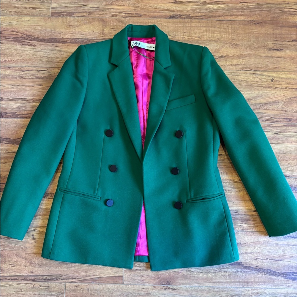 Zara Women's Vibrant Green Tailored Double-Breasted Blazer with pink lining.